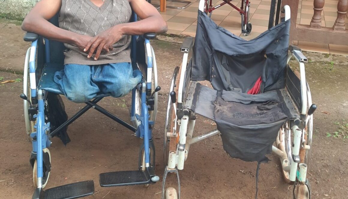 Jean-Luc dit Jésus - remise du fauteuil roulant à Moanda - Association Act For Helping