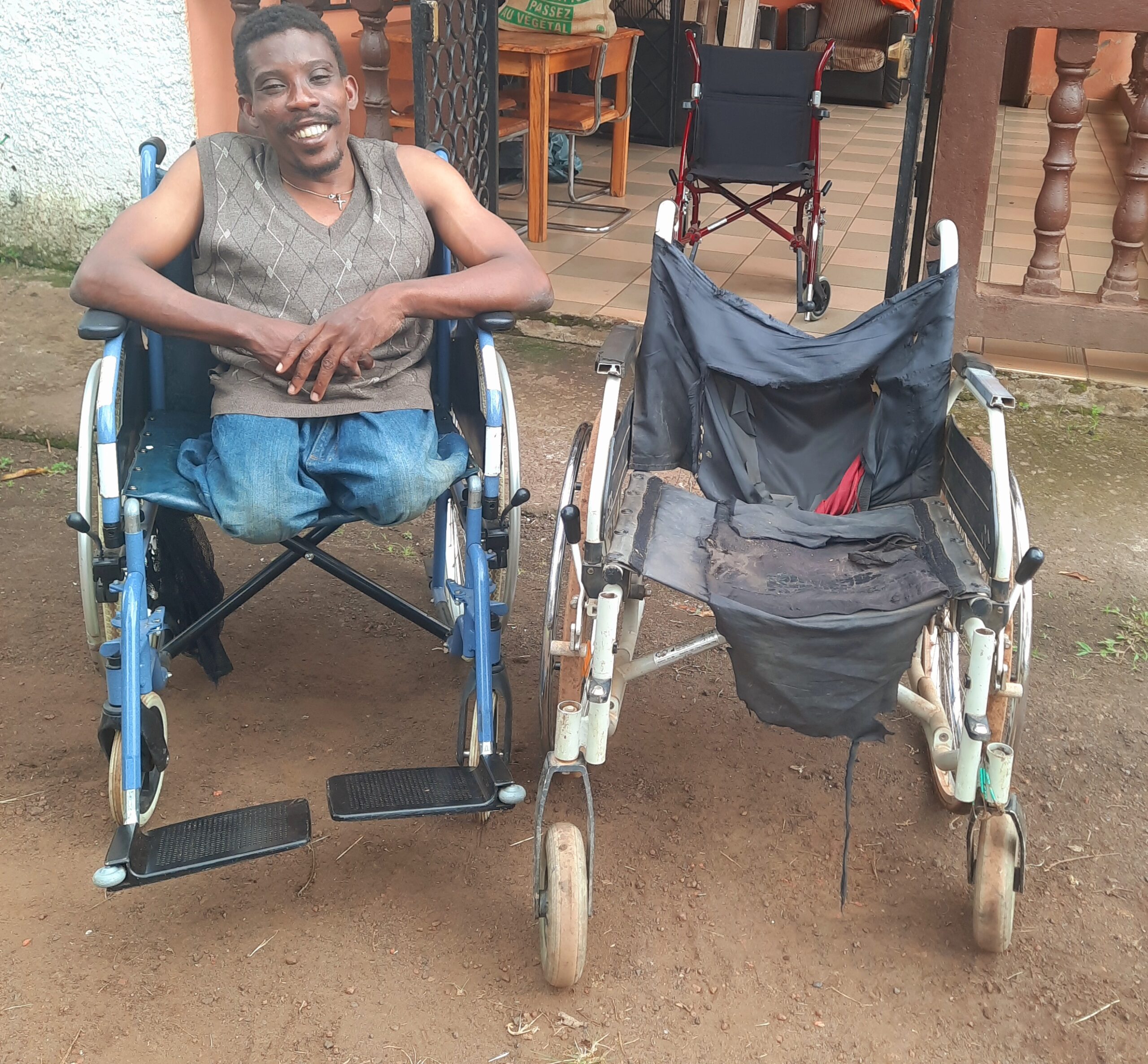 Jean-Luc dit Jésus - remise du fauteuil roulant à Moanda - Association Act For Helping